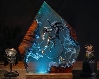 Alien Titans Resin Lamp, Two Ultimate Space Monsters Night Light, Epic Sci Fi Galactic Battle Decor, Fantasy Lovers and Movie Fans