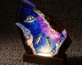 Lámpara de resina Space Warrior, decoración de habitación galáctica, lámpara de escritorio futurista, regalo inspirado en los fans, idea de regalo perfecta, regalo de Navidad para él.