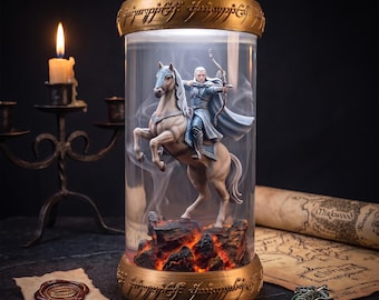 LOTR Woodland Archer-lampa i harts, gyllenhårig älva som rider på en vit hingst, fantasyfilminspirerad samlardekor