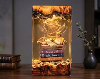 Lámpara de resina artística con figura de niña leyendo, "Solo una niña que ama los libros", luz cálida y suave, pieza estética, regalo ideal para amantes de los libros.