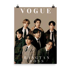 Può includere: Un poster con la parola "VOGUE" in alto, con sette uomini in abito. È visibile anche il testo "SOUTH KOREAN BOYS" e "BANGTAN BOYS". Il poster è tenuto da due clip nere.