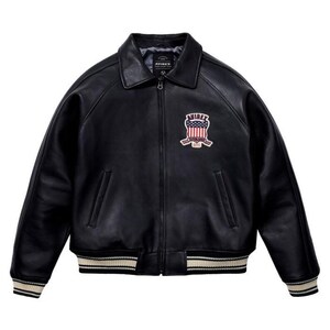 K&ouml;nnte beinhalten: Schwarze Leder-Bomberjacke mit Rei&szlig;verschluss, Kragen und gerippten B&uuml;ndchen und Saum. Verf&uuml;gt &uuml;ber einen Aufn&auml;her auf der Brust mit dem Wort "AVIREX" und einem Design in Rot, Wei&szlig; und Blau. Die Jacke hat zwei Vordertaschen.