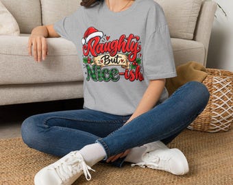 T-shirt « Sage mais pas trop » | Typographie de Noël avec bonnet de Père Noël