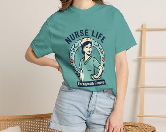 T-shirt illustré « La vie d'une infirmière » | T-shirt « Prendre soin avec courage »