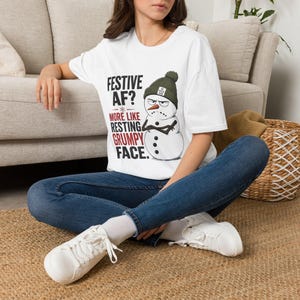 T-shirt Bonhomme de neige festif à souhait | T-shirt Bonhomme de neige grincheux pour les fêtes
