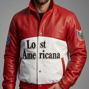 Può includere: Giacca in pelle rossa e bianca con la scritta "Lost Americana" sul davanti. La giacca ha un classico stile bomber con chiusura a bottoni, tasche laterali e toppe sulle maniche. Un capo d'abbigliamento audace.