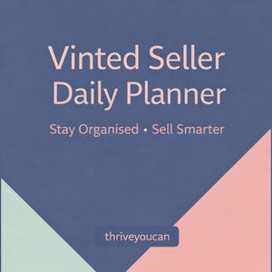以下が含まれることがあります： 暗い青色の背景に、薄いピンク色の「Vinted Seller Daily Planner」というテキストが表示されたデジタルグラフィック。 タイトルの下には「Stay Organised • Sell Smarter」というテキストがあります。 右下隅にはピンク色の三角形があります。