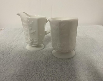Westmoreland Milk Glass Creamer & Offene Zuckerdose Set getäfeltes Traubenmuster