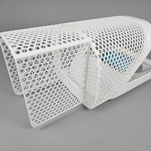 Peut inclure: Un conteneur de rangement de chaussures blanc avec un motif géométrique en nid d'abeille. Le conteneur a une forme incurvée, semi-cylindrique avec un couvercle à charnière et une base en plastique transparent. Le design est moderne et minimaliste.