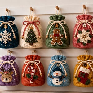 Può includere: Otto sacchetti all'uncinetto con coulisse in vari colori, ognuno caratterizzato da un'applicazione unica a tema natalizio come un fiocco di neve, un albero di Natale, un omino di pan di zenzero, una stella di Natale, una renna, un bastoncino di zucchero, un pupazzo di neve e una calza natalizia.