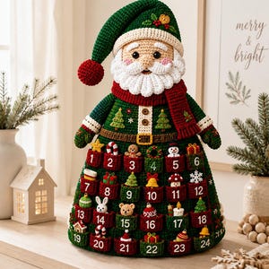 Puede incluir: Un calendario de Adviento de ganchillo con forma de Papá Noel, que presenta una túnica verde con veinticuatro bolsillos numerados. Cada bolsillo contiene un pequeño adorno tejido, incluyendo un hombre de jengibre, un bastón de caramelo y un muñeco de nieve.