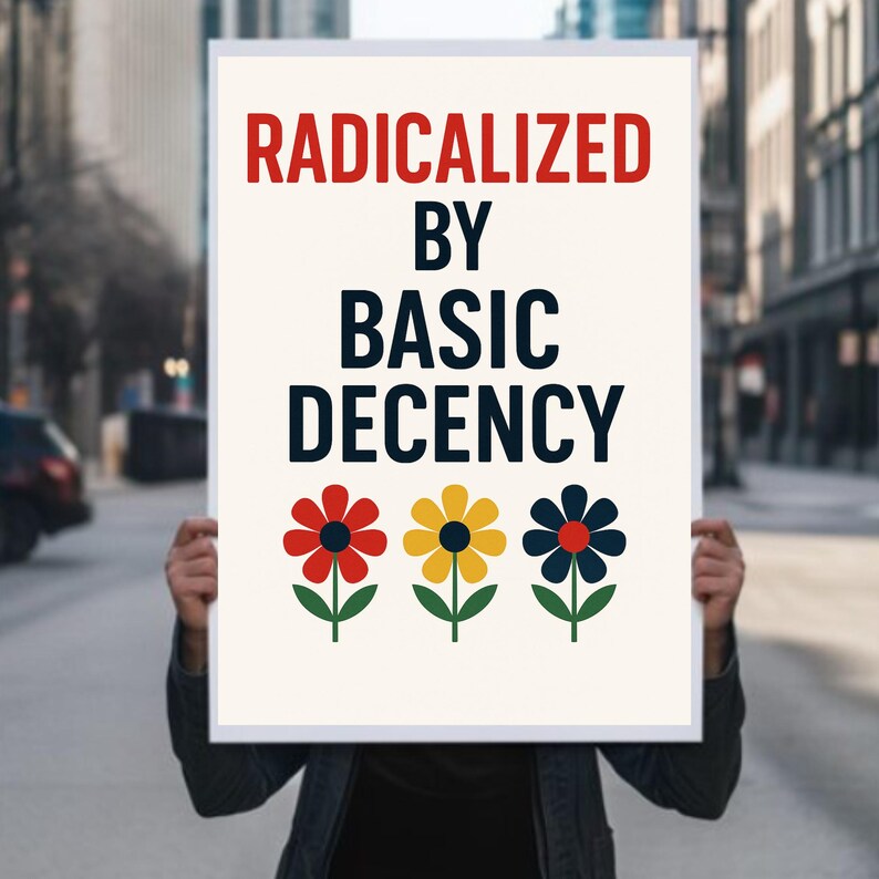 Peut inclure: Une affiche avec le texte "RADICALIZED BY BASIC DECENCY" en rouge et noir. En dessous, trois fleurs color&eacute;es : rouge, jaune et bleu fonc&eacute;, chacune avec des tiges et des feuilles vertes. L'arri&egrave;re-plan est flou.
