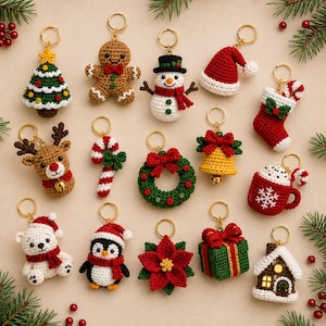 Puede incluir: Una colección de catorce llaveros de ganchillo con motivos navideños que incluyen un árbol, un hombre de jengibre, un muñeco de nieve, un gorro de Papá Noel, un calcetín, un reno, un bastón de caramelo, una corona, una campana y una casa.