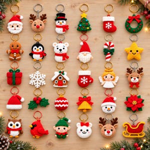 Può includere: Una collezione di trentasei portachiavi all'uncinetto a tema natalizio disposti in sei file. Le figure includono Babbo Natale, renne, pupazzi di neve, alberi di Natale, calze, ghirlande, omini di pan di zenzero, pinguini, orsi polari, gnomi, bastoncini di zucchero, stelle, regali, fiocchi di neve, casette, muffole, angeli, agrifoglio, palline, campanelle, stelle di Natale, gufi, cardinali, elfi e una slitta.
