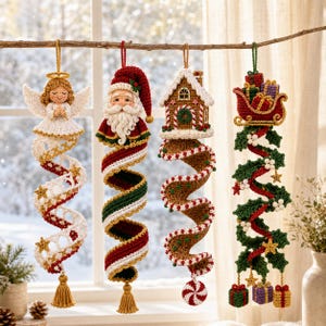 Peut inclure: Quatre décorations de Noël en crochet suspendues représentant un ange, le Père Noël, une maison en pain d'épices et un traîneau avec des cadeaux. Chaque ornement possède une longue queue en spirale ornée d'étoiles, de motifs menthe ou de houx.