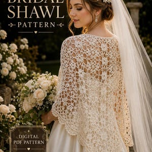 Könnte beinhalten: Ein cremefarbener Häkel-Brautschal mit einem zarten Blumenmuster. Der Text auf dem Bild lautet: Crochet BRIDAL SHAWL PATTERN, DIGITAL PDF PATTERN, INSTANT DOWNLOAD. Der Schal wird über einem glatten, einfarbigen Kleidungsstück getragen.