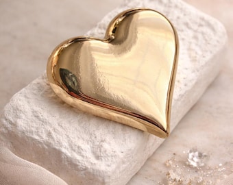 Broche de corazón dorado, broche minimalista de amor, broche pequeño y llamativo para el cuello de un blazer o vestido, regalo romántico para ella, regalo para el Día de la Madre