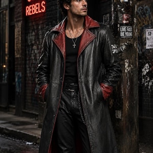 Peut inclure: Long black leather coat with red collar and cuffs. The coat features a Union Jack patch on the sleeve. The person is wearing a black top and pants. A neon sign reading "SOUL REBELS" is visible in the background.