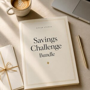 Könnte beinhalten: Ein cremefarbenes Heft mit dem Titel Savings Challenge Bundle von Dinah Studio, mit schwarzer Serifenschrift und goldenem Rand. Das Cover zeigt ein kleines goldenes Sternsymbol. Es liegt neben einem goldenen Stift und weißen Umschlägen.