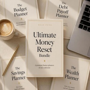 Könnte beinhalten: Eine Sammlung von fünf beigefarbenen Finanzplanern mit den Titeln The Budget Planner, The Debt Payoff Planner, The Savings Planner, The Wealth Planner und Ultimate Money Reset Bundle von Dinah Studio, dazu ein goldener Stift und eine Kaffeetasse.