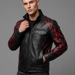 Prototyp Schwarze Lederjacke mit rotem Flammenmuster Biker-Cosplay-Jacke für Damen und Herren – Halloween-Kostüm-Geschenk