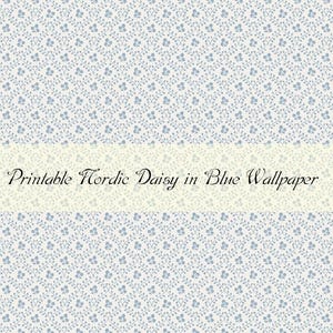 Op de afbeelding: Een blauw en wit bloemenpatroon behang met de tekst "Printable Nordic Daisy in Blue Wallpaper". Het ontwerp toont kleine blauwe madeliefachtige bloemen en bladeren op een witte achtergrond.