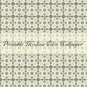 Puede incluir: Papel pintado imprimible Medina Tiles con un patrón geométrico repetitivo en tonos verdes y crema. El diseño incluye formas de estrella y motivos florales. El texto "Printable Medina Tiles Wallpaper" se muestra.