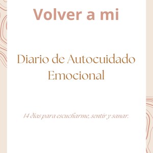 Puede incluir: Descarga digital en PDF con el título "Volver a mi" en fuente marrón suave. El texto "Diario de Autocuidado Emocional" está debajo, seguido de "14 días para escucharme, sentir y sanar." El fondo es de color melocotón claro con líneas marrones.