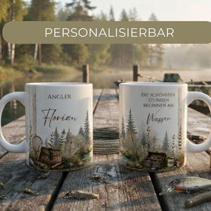 Könnte beinhalten: Zwei weiße Keramiktassen mit einer Aquarell-Illustration von Wald und Angelausrüstung. Die linke Tasse zeigt den Text "ANGLER" und "Florian". Die rechte Tasse zeigt den Text "DIE SCHÖNSTEN STUNDEN BEGINNEN AM WASSER".