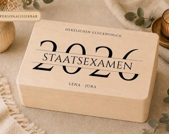 Geschenk Staatsexamen personalisiert | Holzbox zum bestandenen Examen | Abschlussgeschenk Jura Medizin Lehramt | Erinnerungsbox 2026