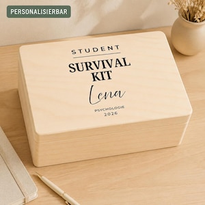 Könnte beinhalten: Eine rechteckige Holzkiste in heller Farbe mit Klappdeckel. Auf der Oberseite steht der Text STUDENT SURVIVAL KIT, der Name Lena sowie der Text PSYCHOLOGIE 2026. Ein kleines grünes Etikett oben links zeigt das Wort PERSONALISIERBAR.