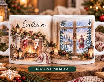Può includere: Una tazza in ceramica bianca con una scena natalizia che raffigura un camino, calze e il nome Sabrina, e una vista attraverso una finestra innevata su una figura in cappotto rosso. Il design include lanterne e rami di pino.