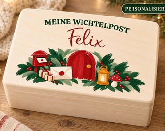 Può includere: Una scatola rettangolare in legno chiaro con il testo stampato "MEINE WICHTELPOST" e il nome "Felix" in rosso. Il design include una cassetta postale rossa, una porta rossa, una busta bianca, una lanterna gialla, un fungo e rami di pino verdi.