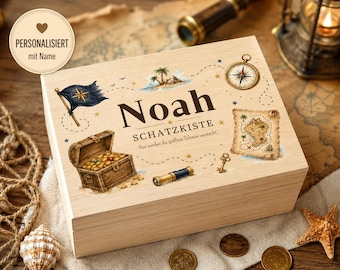 Può includere: Una scatola rettangolare in legno con un design stampato a tema pirata, il nome Noah, il testo SCHATZKISTE e la frase Hier werden die größten Schätze versteckt. Illustrazioni di un forziere, una bussola, una mappa e una bandiera.