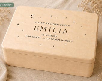 Può includere: Una scatola ricordo rettangolare in legno chiaro con coperchio incernierato. La parte superiore presenta un'incisione nera con il testo "UNSER KLEINER STERN EMILIA 12.08.2026 FÜR IMMER IN UNSEREN HERZEN" circondato da piccole stelle e una luna crescente.