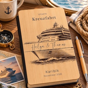 Könnte beinhalten: Ein Notizbuch mit Holzdeckel, gravierter Kreuzfahrtschiff-Illustration und dem Text "Unsere Kreuzfahrt", "Helga & Thomas", "Karibik" sowie "November 2026". Der Einband hat eine helle Holzmaserung mit dunkelbraunen, lasergravierten Details.