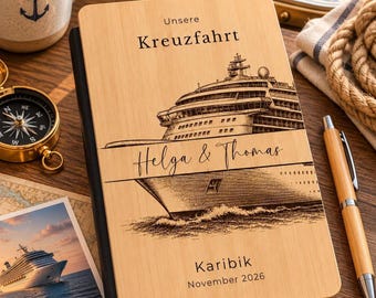 Può includere: Un taccuino con copertina in legno caratterizzato da un'illustrazione incisa di una nave da crociera e dal testo "Unsere Kreuzfahrt", "Helga & Thomas", "Karibik" e "November 2026". La copertina ha una venatura del legno chiara con dettagli incisi.