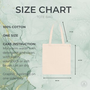 K&ouml;nnte beinhalten: Beige Tragetasche aus 100 % Baumwolle. Die Gr&ouml;&szlig;entabelle zeigt, dass die Tasche 42 cm hoch und 38 cm breit ist, mit einem Henkel von 31 cm. Pflegehinweise sind enthalten. Die Grafik ist einseitig bedruckt.