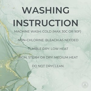 K&ouml;nnte beinhalten: Waschanleitung auf gr&uuml;n-goldenem Hintergrund. Der Text lautet "WASCHANLEITUNG" und enth&auml;lt Details wie "MASCHINENW&Auml;SCHE: KALT (MAX 30C)", "NICHT-CHLOR: BLEICHEN NACH BEDARF" und "NICHT TROCKENREINIGEN."