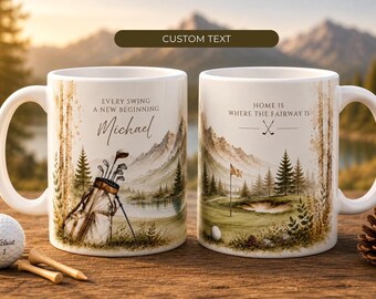 Può includere: Due tazze in ceramica bianca con paesaggi da golf in stile acquerello. La tazza a sinistra mostra una sacca da golf con il testo "EVERY SWING A NEW BEGINNING" e "Michael". La tazza a destra mostra un campo da golf e "HOME IS WHERE THE FAIRWAY IS".