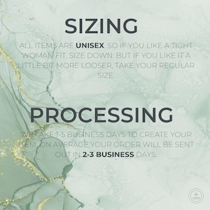 K&ouml;nnte beinhalten: Eine digitale Grafik mit den W&ouml;rtern "SIZING" und "PROCESSING" in dunkler grauer Schrift. Der Text erkl&auml;rt Gr&ouml;&szlig;en- und Bearbeitungsdetails f&uuml;r Unisex-Artikel. Der Hintergrund hat einen Marmoreffekt mit goldenen Akzenten.