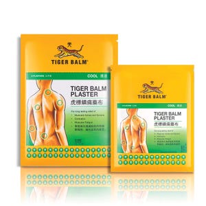 Peut inclure: Deux paquets jaunes de Tiger Balm Plaster. Les paquets présentent un logo de tigre et du texte en anglais et en chinois. Les paquets sont étiquetés "COOL" et énumèrent les utilisations pour les douleurs musculaires, les entorses et la fatigue.