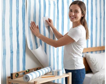 Papel pintado de vinilo autoadhesivo removible con rayas estilo boho en azul y blanco.