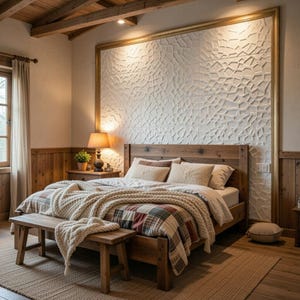 Può includere: Una camera da letto accogliente con un letto in legno, una trapunta fantasia e una coperta color crema. La stanza presenta un pannello a parete bianco strutturato e una panca in legno ai piedi del letto. Un comodino con lampada e pianta.