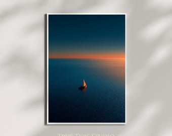 Ilustración colorida inspirada en Werner Bronkhorst de mar, barco y puesta de sol - Arte mural de estética vintage - Decoración costera - Lámina mural de puesta de sol