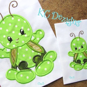 Peut inclure: Deux motifs brodés représentant une coccinelle verte à pois blancs. Le motif le plus grand mesure 6x8 pouces et le plus petit 4x4 pouces. Les deux motifs représentent une coccinelle mignonne et de style dessin animé avec des antennes brunes et de grands yeux.