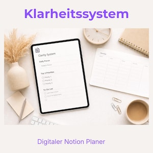 Könnte beinhalten: Ein digitaler Planer auf einem Tablet mit dem Text "Clarity System". Das Bild enthält eine beige Vase mit getrockneten Pflanzen, einen Notizblock, eine Uhr, eine Tasse Kaffee und den Text "Digitaler Notion Planer" und "Klarheitssystem".