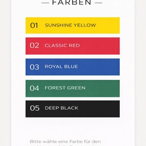 Pu&ograve; includere: Una tabella colori con il testo "Lenas Herzchenwerkstatt - FARBEN" e cinque opzioni di colore: Giallo Sole, Rosso Classico, Blu Reale, Verde Foresta e Nero Profondo. &Egrave; presente anche il testo "Bitte w&auml;hle eine Farbe f&uuml;r den Aufdruck auf die Tennissocken".