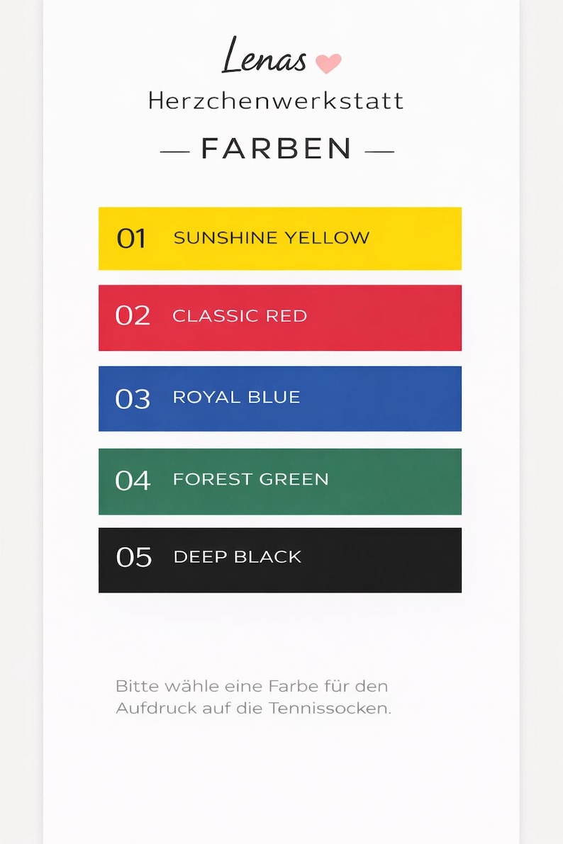 Pu&ograve; includere: Una tabella colori con il testo "Lenas Herzchenwerkstatt - FARBEN" e cinque opzioni di colore: Giallo Sole, Rosso Classico, Blu Reale, Verde Foresta e Nero Profondo. &Egrave; presente anche il testo "Bitte w&auml;hle eine Farbe f&uuml;r den Aufdruck auf die Tennissocken".