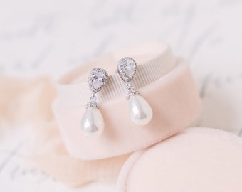 LILA // Bridal drop earrings, silver wedding earrings, pearl wedding earrings, dainty bridal earrings, wedding earrings for brides